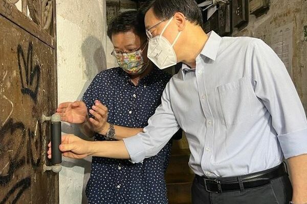 Chief Executive of HKSAR John Lee Ka-chiu conducted his first walkabout session, visiting the Anti-COVID technology application in Sham Shui Po’s three-nil buildings