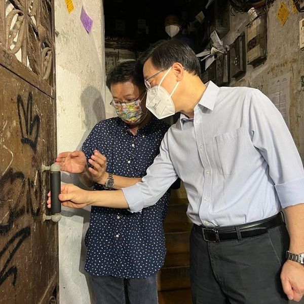 Chief Executive of HKSAR John Lee Ka-chiu conducted his first walkabout session, visiting the Anti-COVID technology application in Sham Shui Po’s three-nil buildings